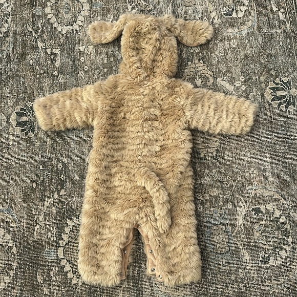 Pottery barn kids puppy costume 6-12 months.

Perfect condition, fluffy fur! - Picture 2 of 3